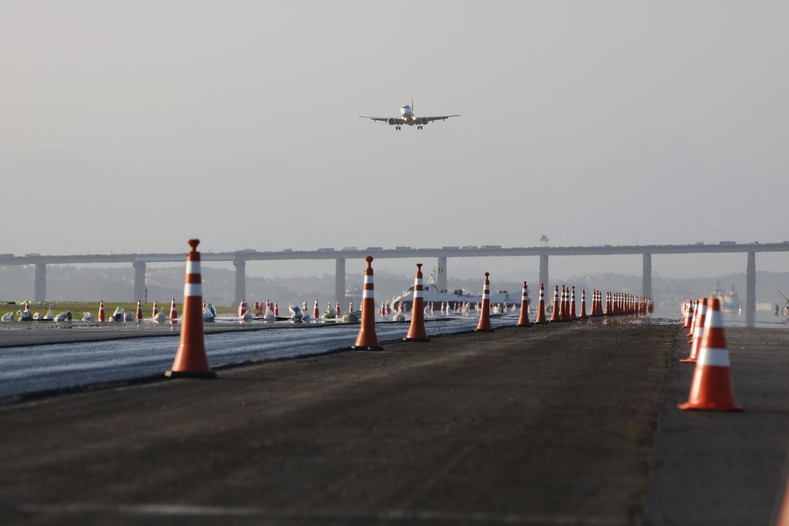 Pista principal do aeroporto  Santos Dumont reabre hoje
