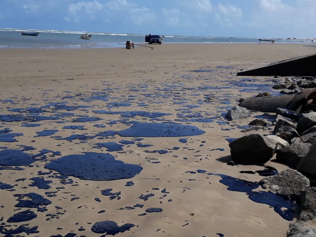 Governo investiga navios que podem  ser origem do óleo que polui praias