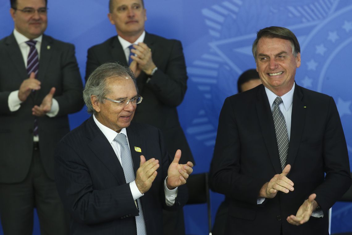 Bolsonaro assina MP para solucionar conflitos entre União e devedores