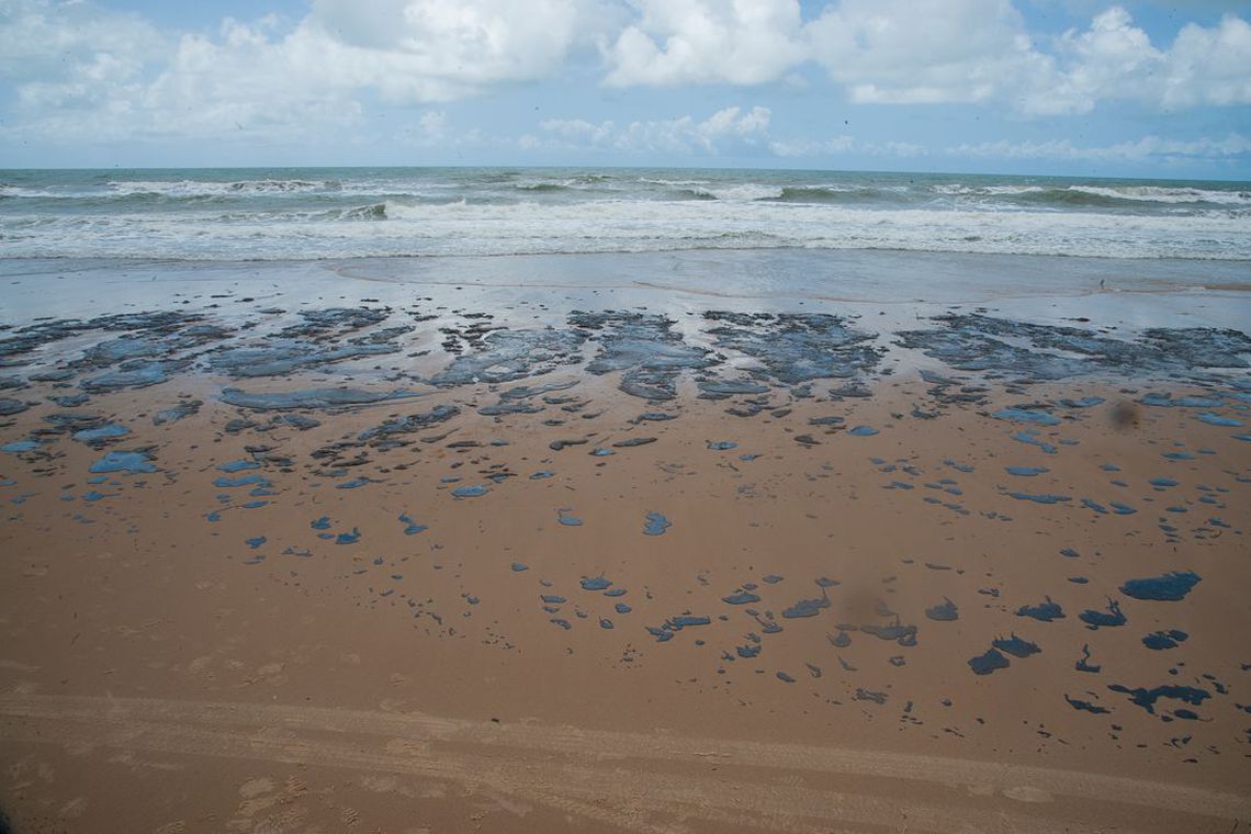 Petrobras recolhe mais de 133  toneladas de resíduo oleoso de praias