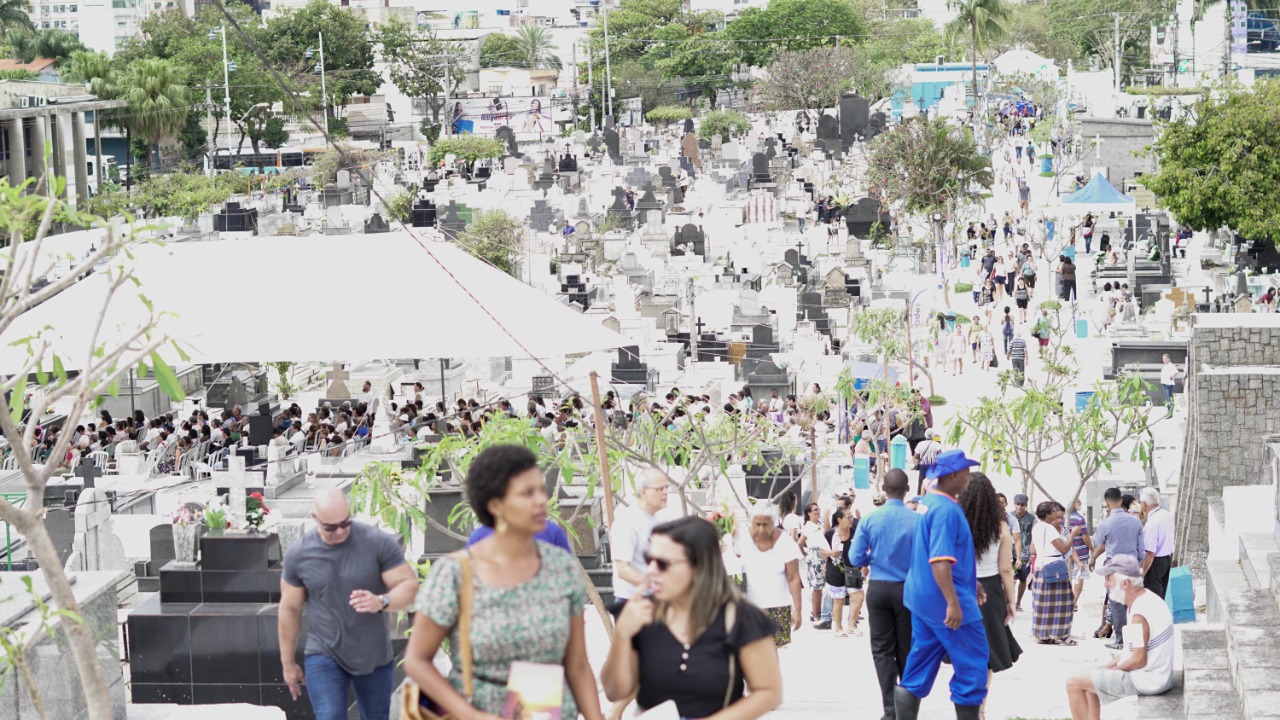 Missas e homenagens marcam o Dia de  Finados no Cemitério de Nova Iguaçu