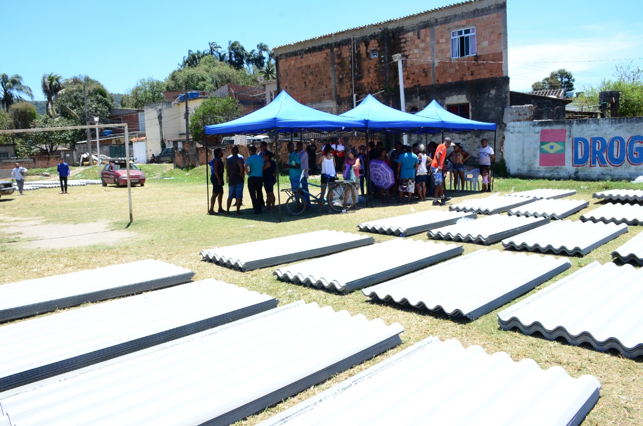 Prefeitura de Nova Iguaçu continua  entregando telhas na cidade