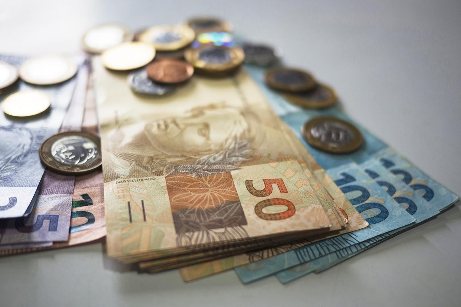 Salário mínimo em 2020 será menor  do que o previsto e ficará em R$ 1.030