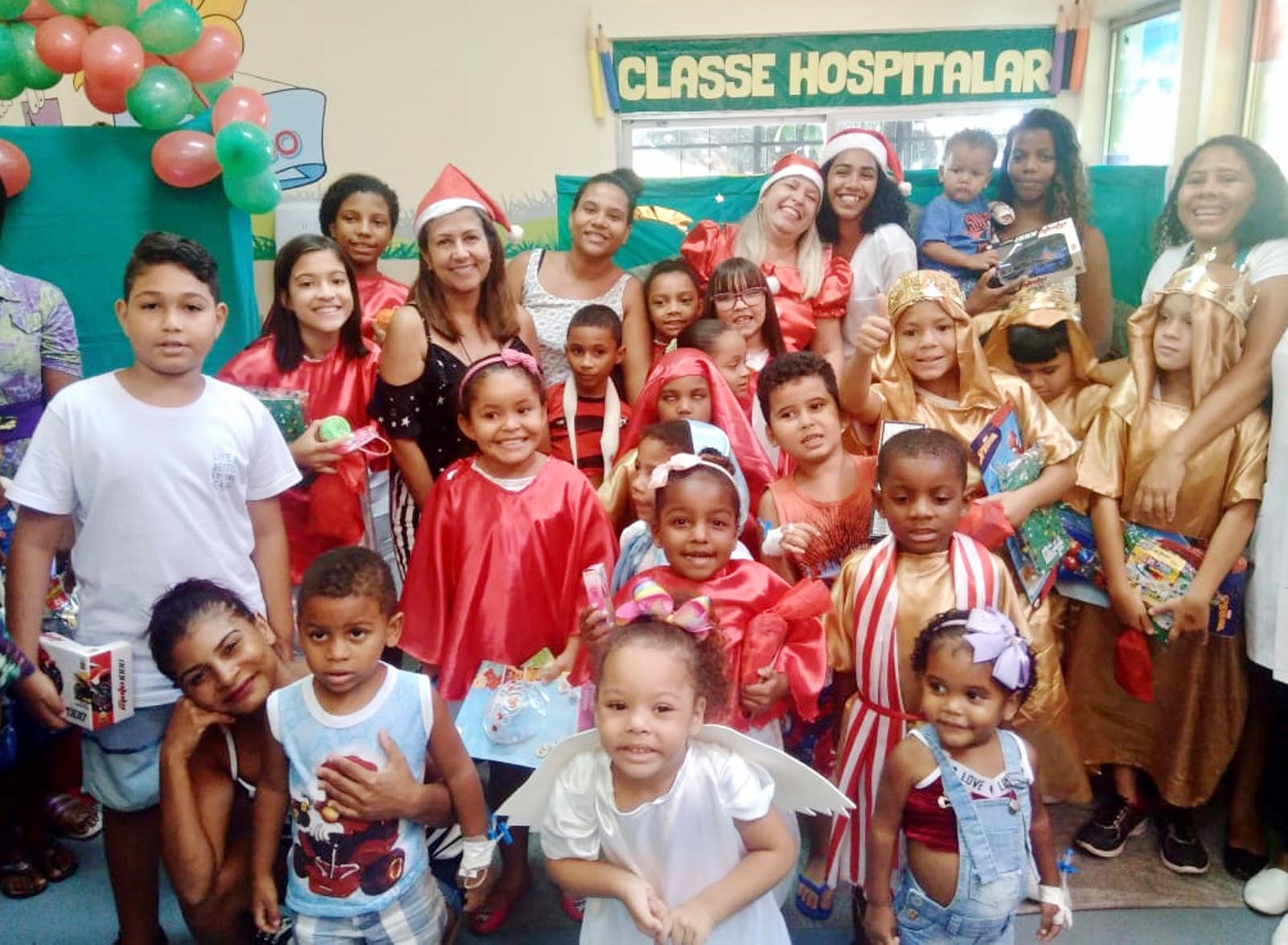 Classe Hospitalar do HGNI realiza festa de  natal e voluntários presenteiam a criançada