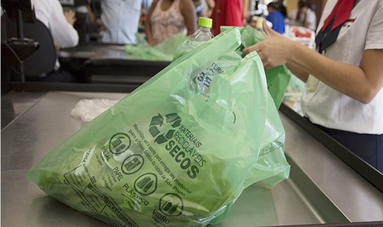 Supermercados não terão mais a obrigação de disponibilizar as duas primeiras sacolas