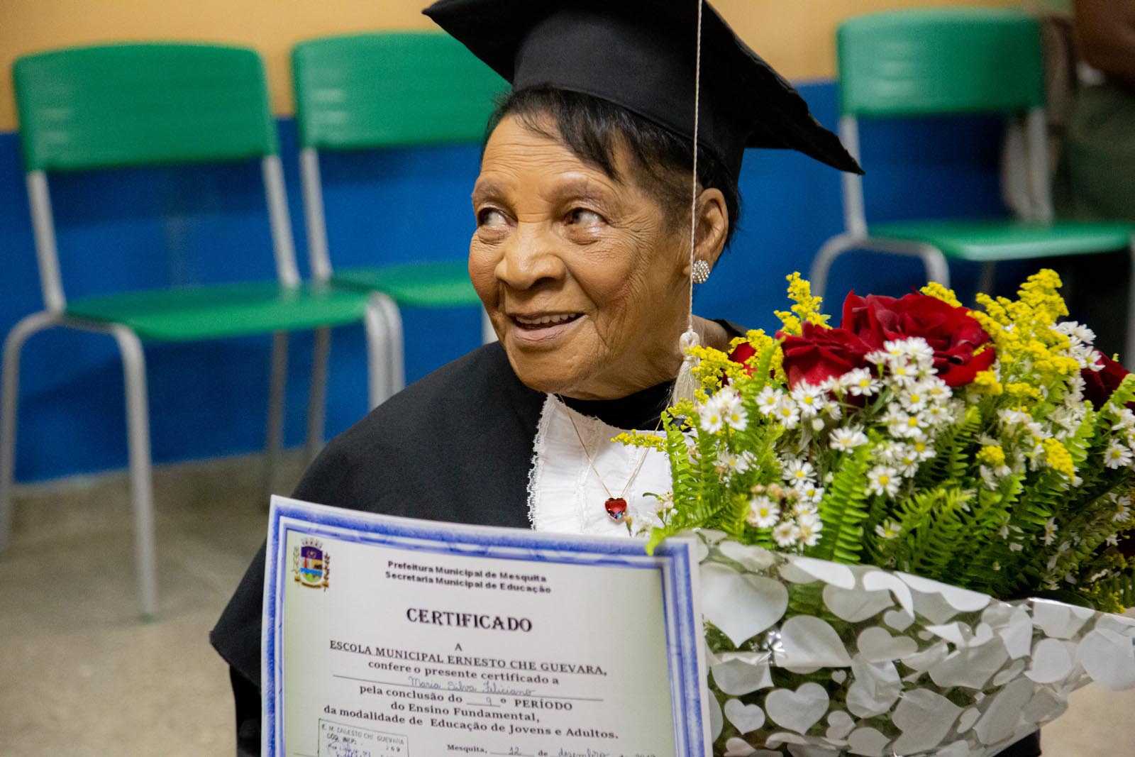 Aos 83 anos, aluna de Mesquita conclui ensino  fundamental na Escola Municipal Che Guevara