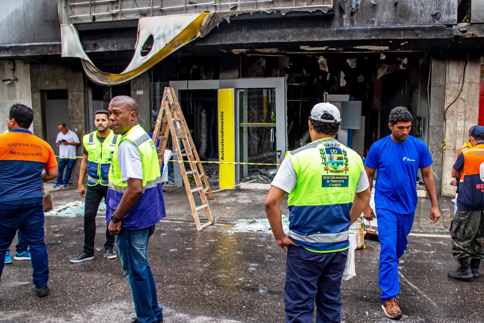 Estrutura de agência bancária incendiada em Mesquita não está comprometida