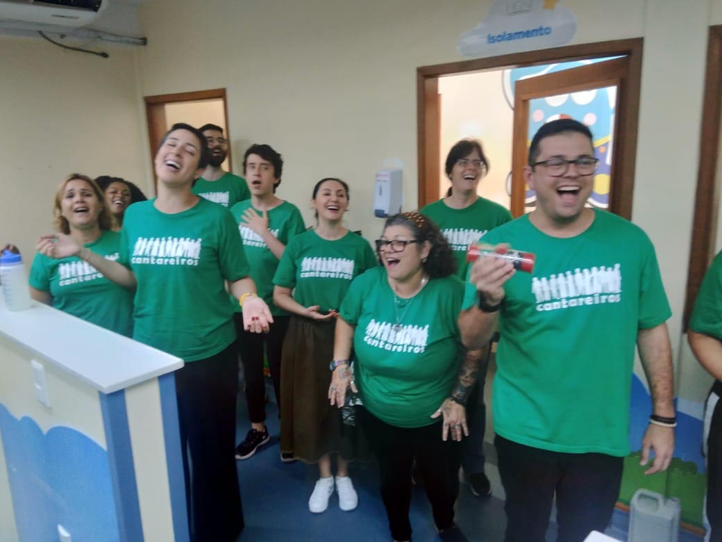 Coral Cantareiros emociona  pacientes e funcionários do HGNI