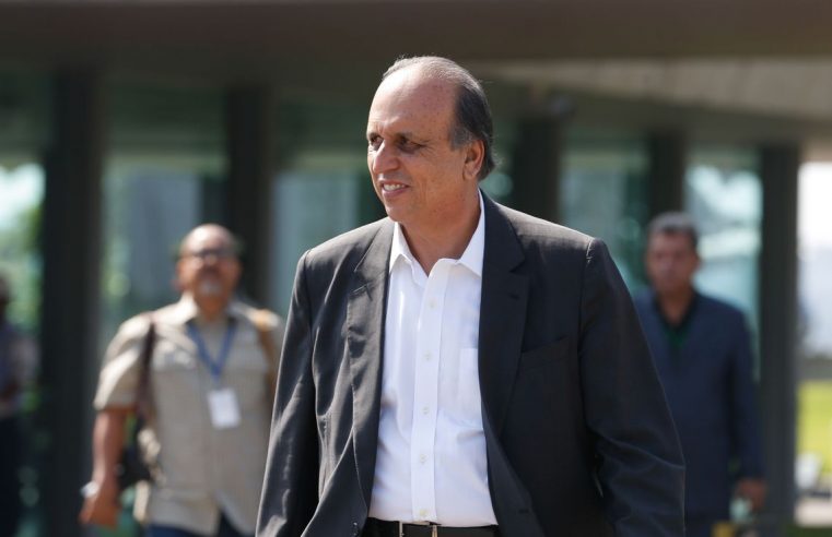 Ex-governador Pezão deixa prisão com tornozeleira eletrônica