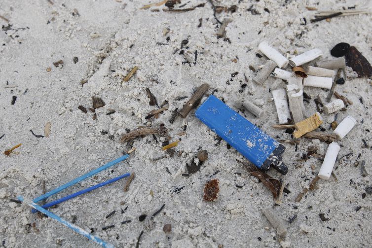 Bitucas de cigarro são a maior  parte do lixo em praias brasileiras