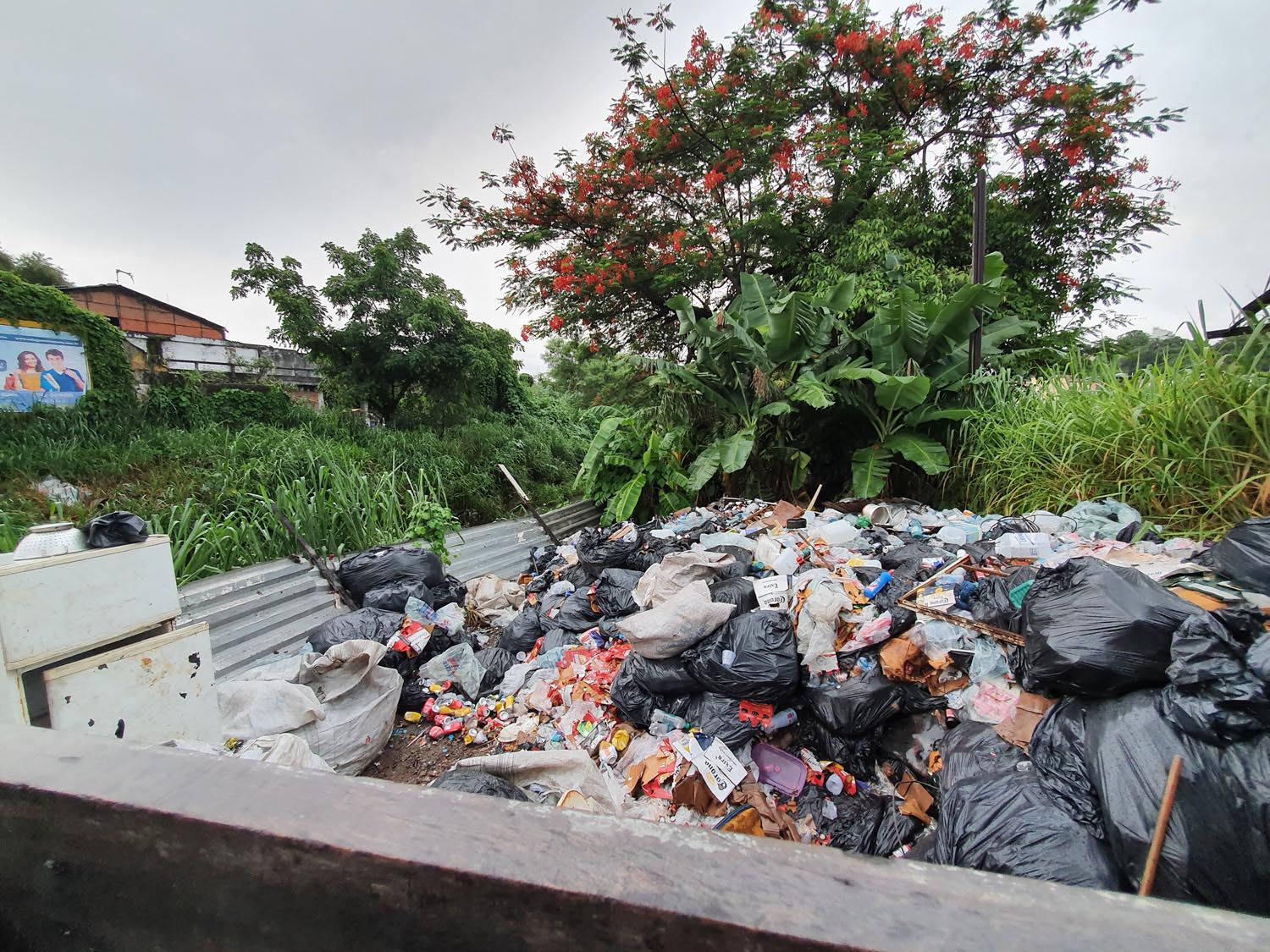 Depósito irregular de lixo  às margens do Rio Botas