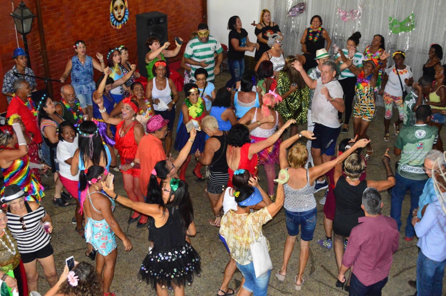 Baile de Carnaval da Terceira Idade vai animar Queimados nesta quinta