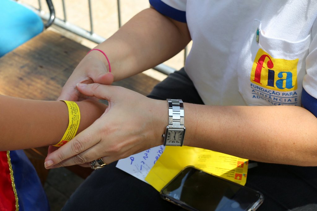 FIA distribui pulseiras para  identificação de crianças