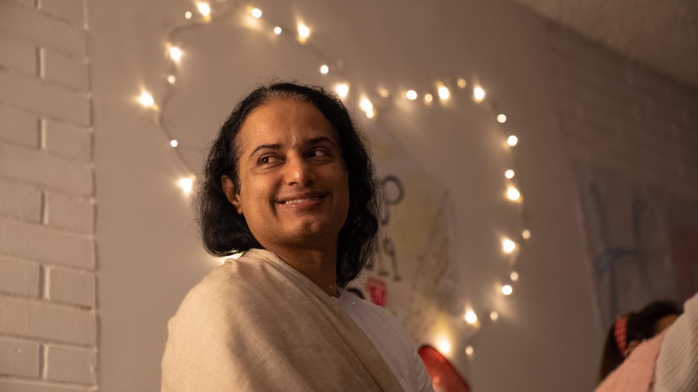 Indiano Akash Barwal ensina técnicas de autoconhecimento em Nova Iguaçu