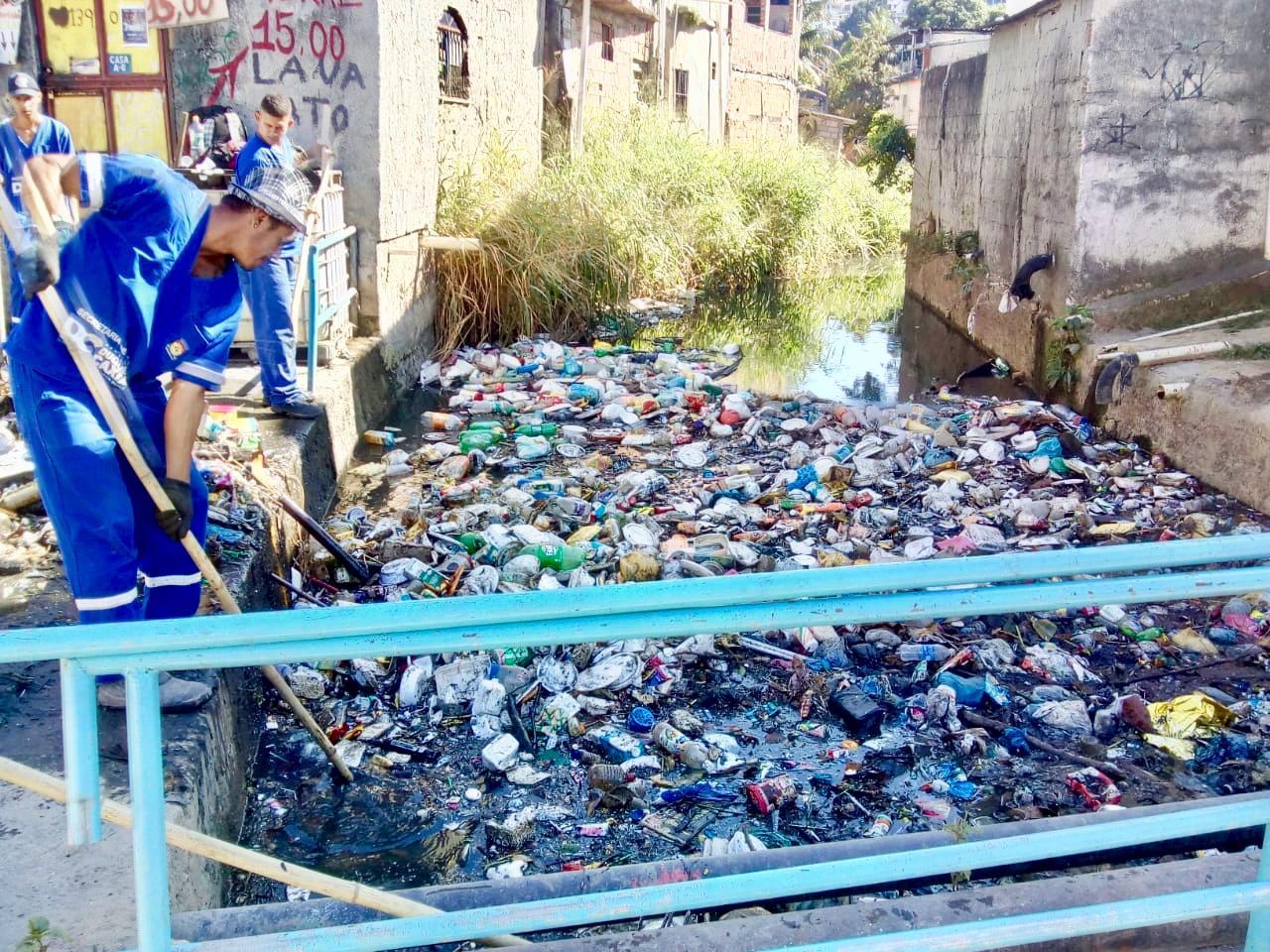 Campanha não impede morador de  Caxias de jogar lixo nas ruas e nos rios