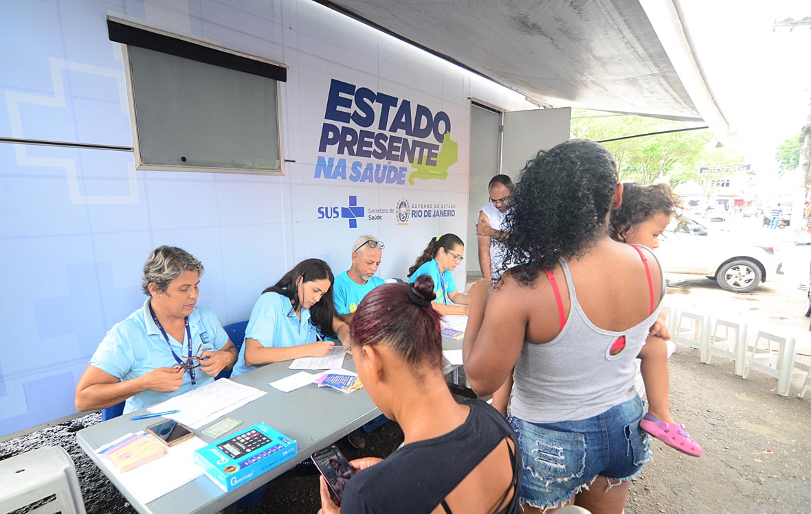 Unidade móvel amplia vacinação contra o sarampo em Nova Iguaçu