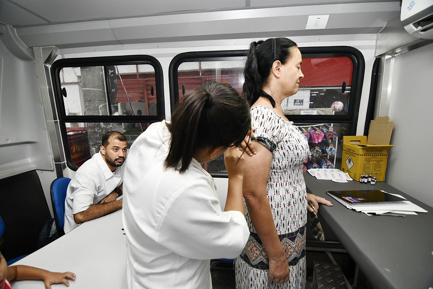 Ônibus da Saúde intensifica vacinação  contra o sarampo em Nova Iguaçu