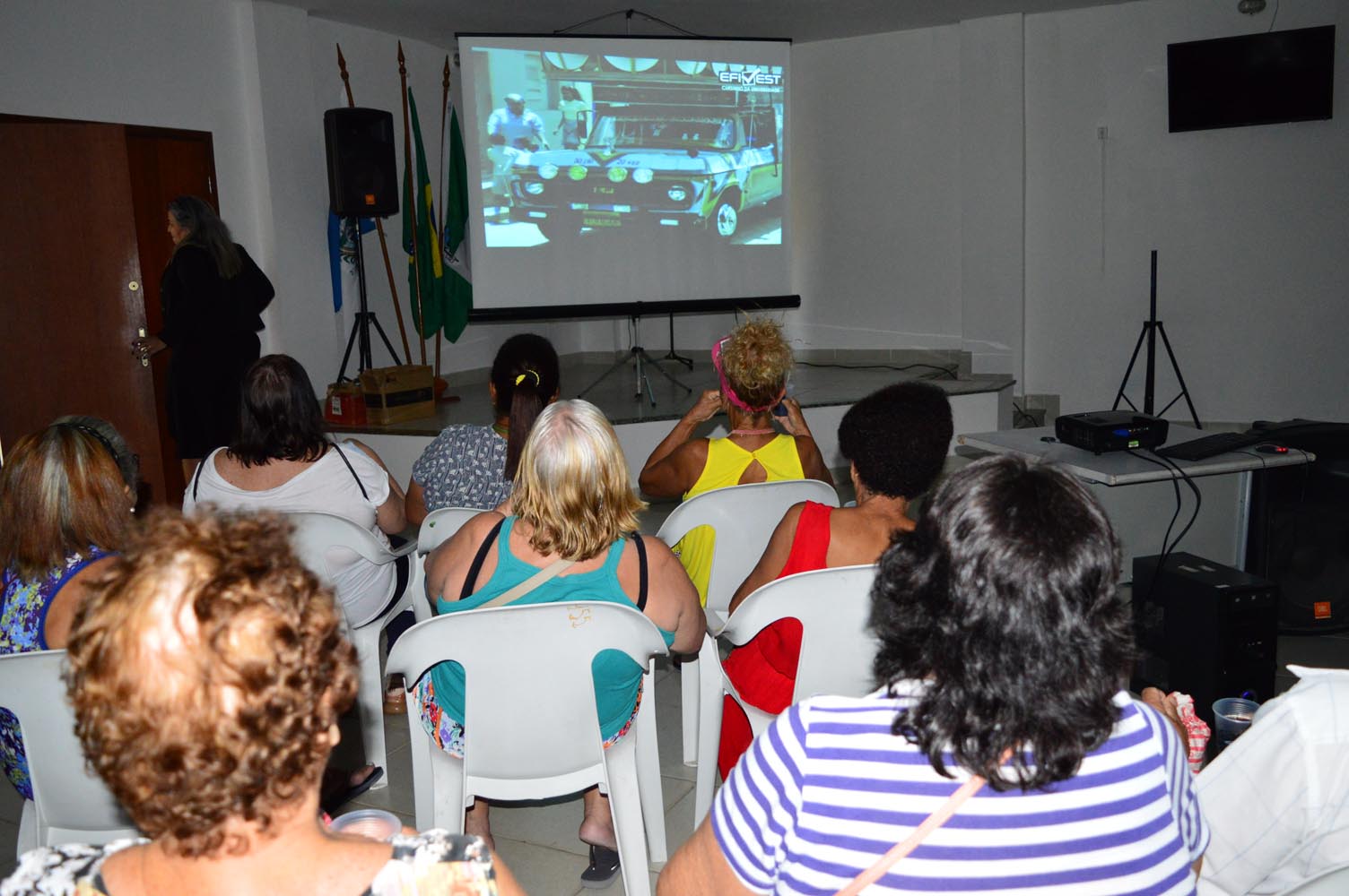 Prefeitura promove sessão gratuita de cinema  para os idosos de Queimados nesta sexta