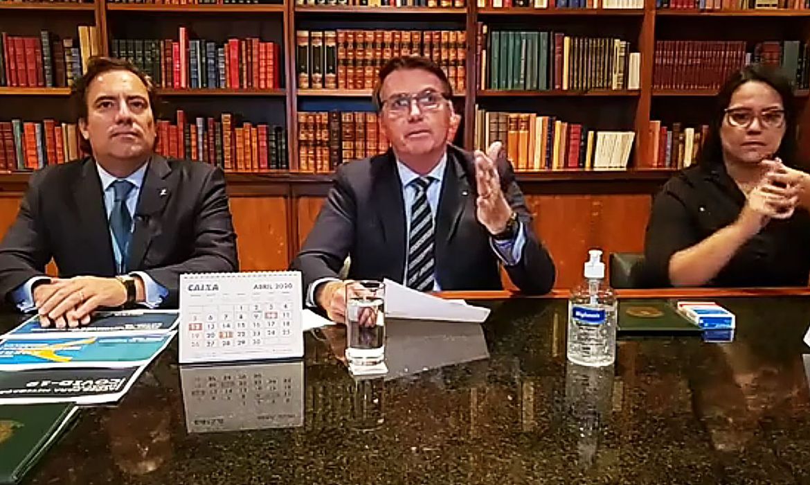 Bolsonaro espera retomada de  atividades no país em até quatro meses