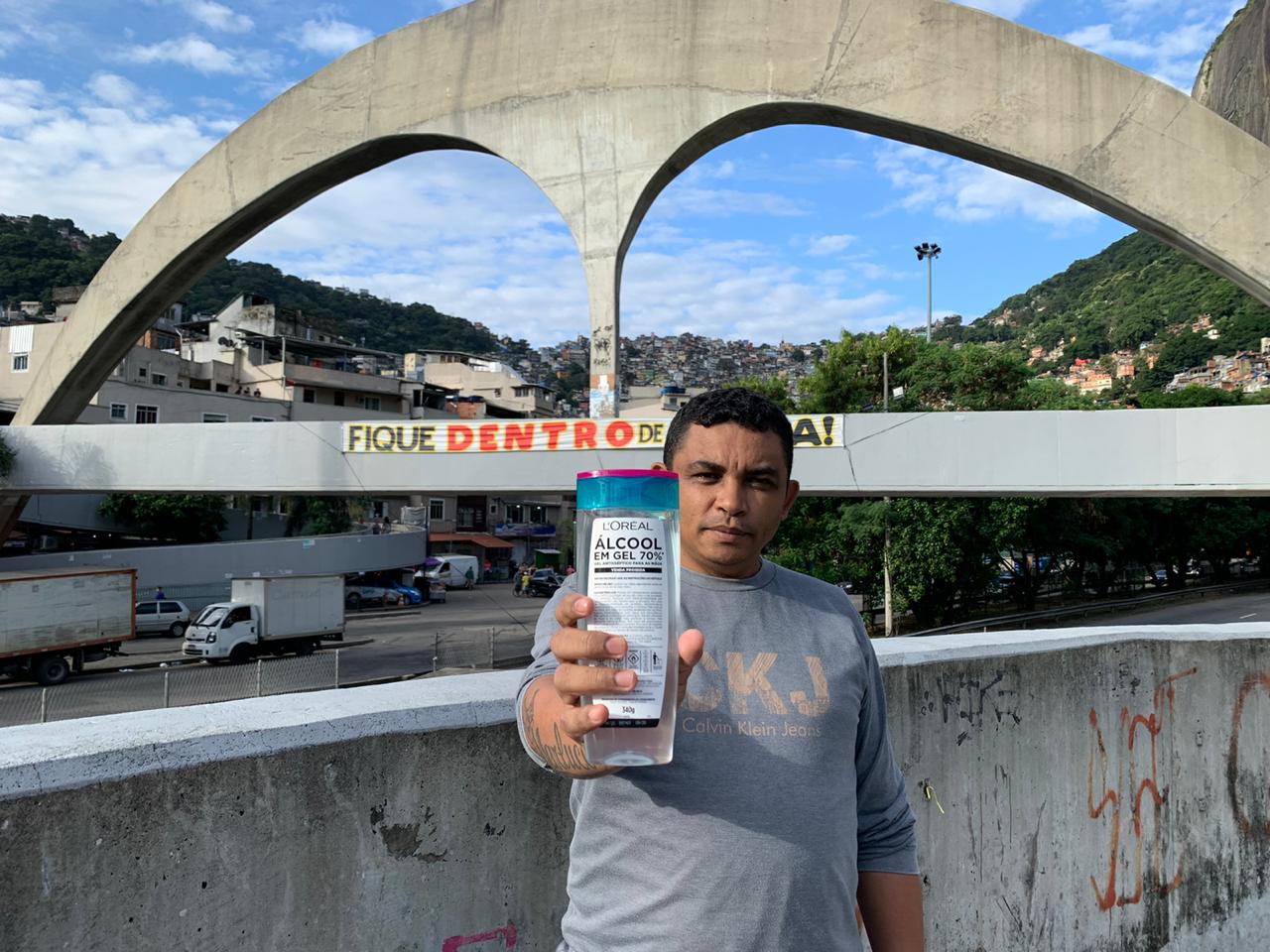 L’Oréal Brasil realiza primeira entrega de álcool gel  e outros produtos de higiene na comunidade da Rocinha