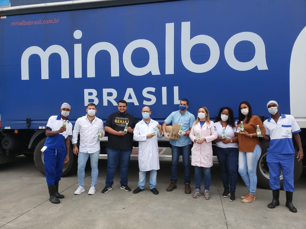 Minalba faz doação de mais de 2 mil frascos de álcool  gel para a rede municipal de Saúde de Duque de Caxias