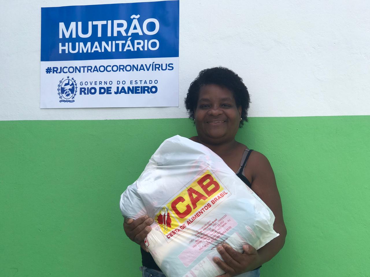 Moradores de Queimados começam a receber  as cestas básicas do Mutirão Humanitário