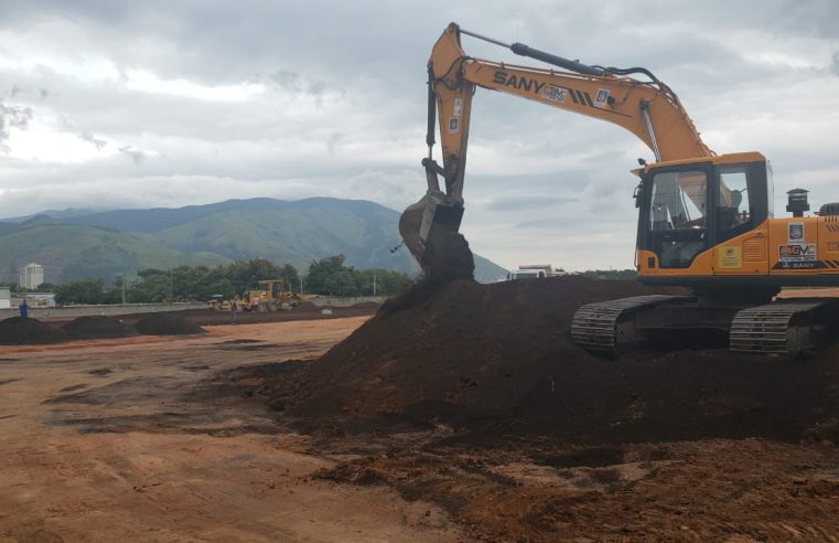 Prefeitura finaliza primeira fase de obra de terraplanagem em hospital de campanha
