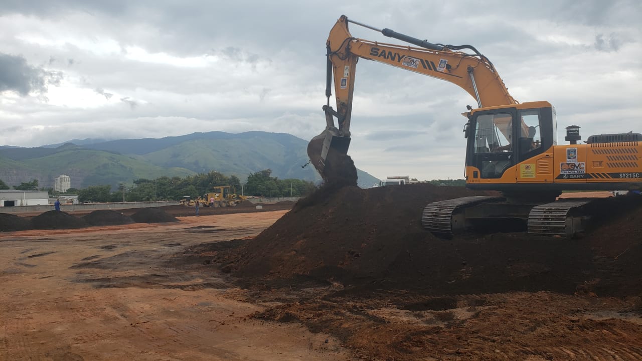 Prefeitura finaliza primeira fase de obra de terraplanagem em hospital de campanha