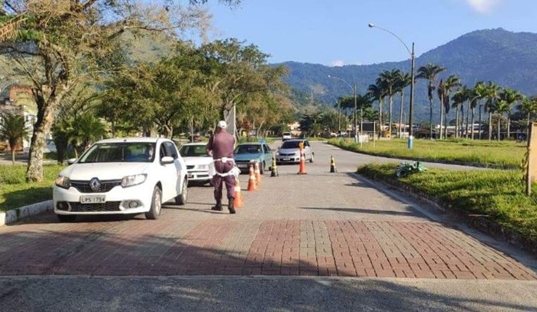 Prefeitura de Mangaratiba bloqueia mais de 4.500 veículos de fora do município nas barreiras sanitárias
