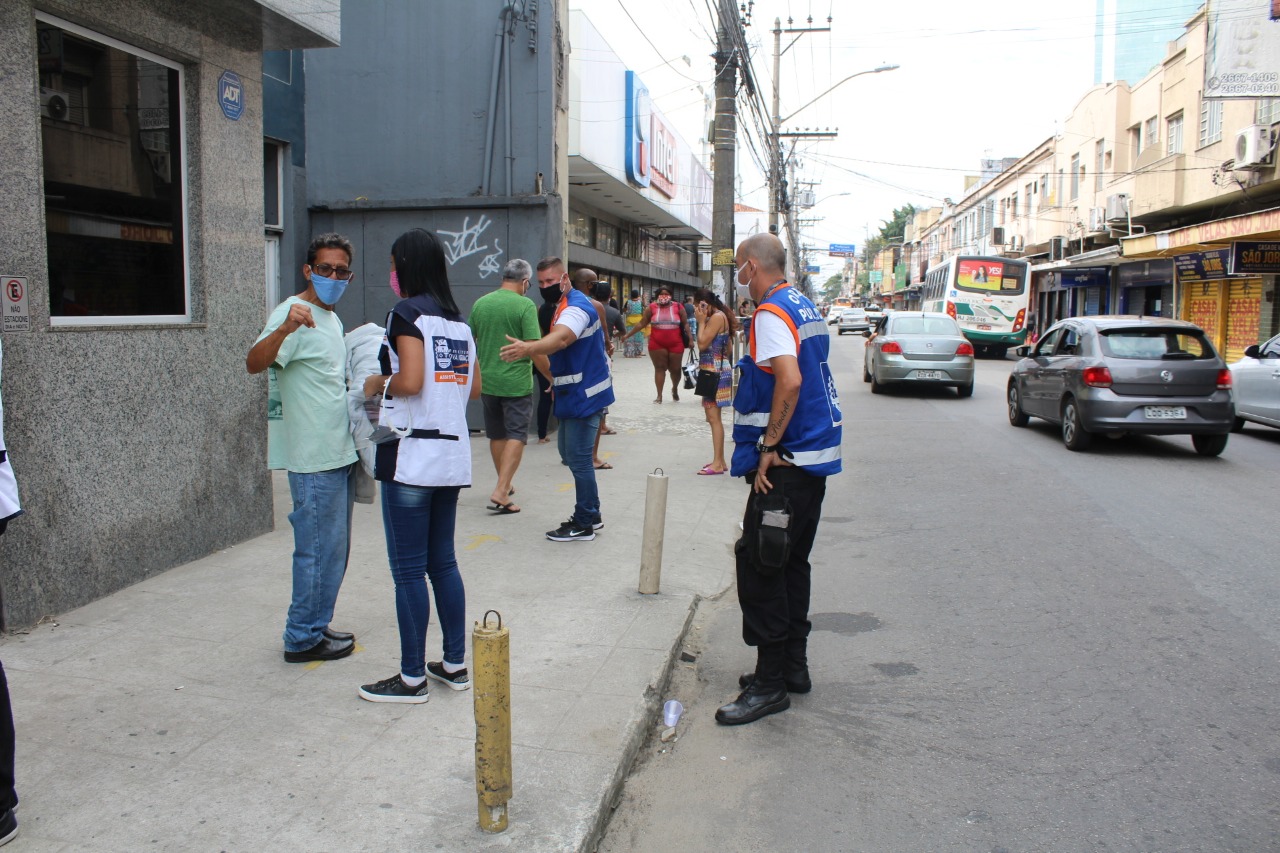 Prefeitura de Nova Iguaçu organiza fila diante  de agência bancária para evitar aglomerações