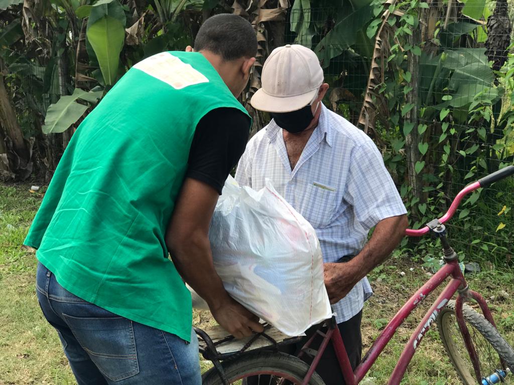 Prefeitura distribui cestas básicas para agricultores de Queimados