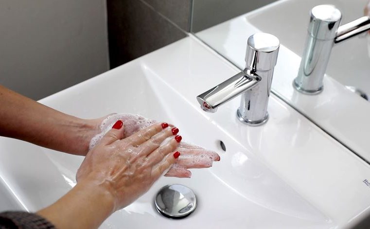 Como manter as mãos hidratadas mesmo  com o uso excessivo de sabão e álcool gel