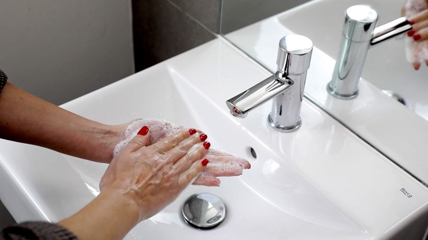 Como manter as mãos hidratadas mesmo  com o uso excessivo de sabão e álcool gel