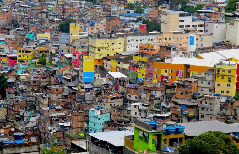 Duas em cada três favelas no país  estão a menos de 2 km de hospitais