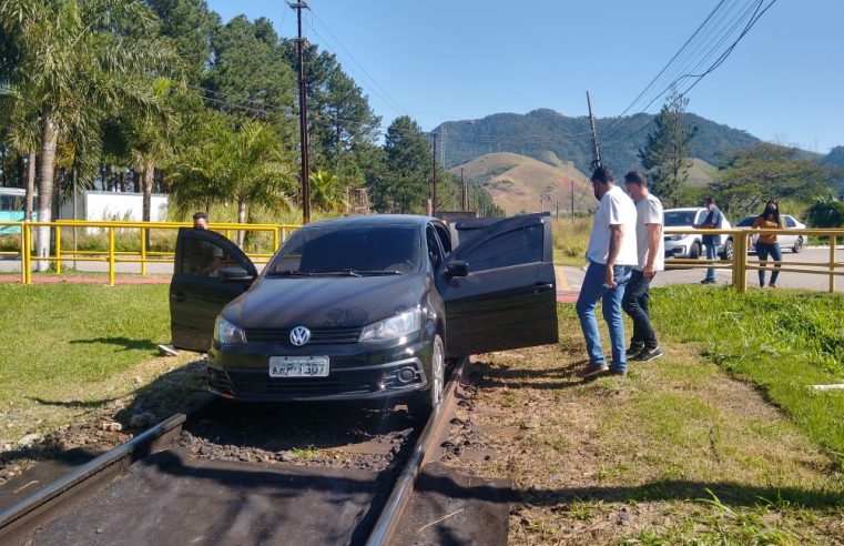 Prefeito de Mangaratiba bloqueia passagem  de trem da Vale com seu próprio carro