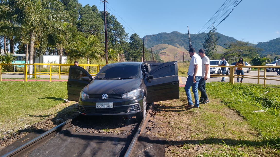 Prefeito de Mangaratiba bloqueia passagem  de trem da Vale com seu próprio carro