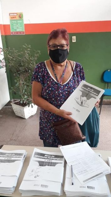 Alunos sem acesso à internet recebem  apostilas impressas em Nilópolis