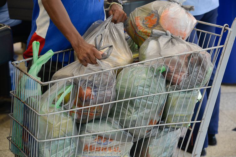 Supermercados do Rio tiram de  circulação 2 bilhões de sacolas plásticas