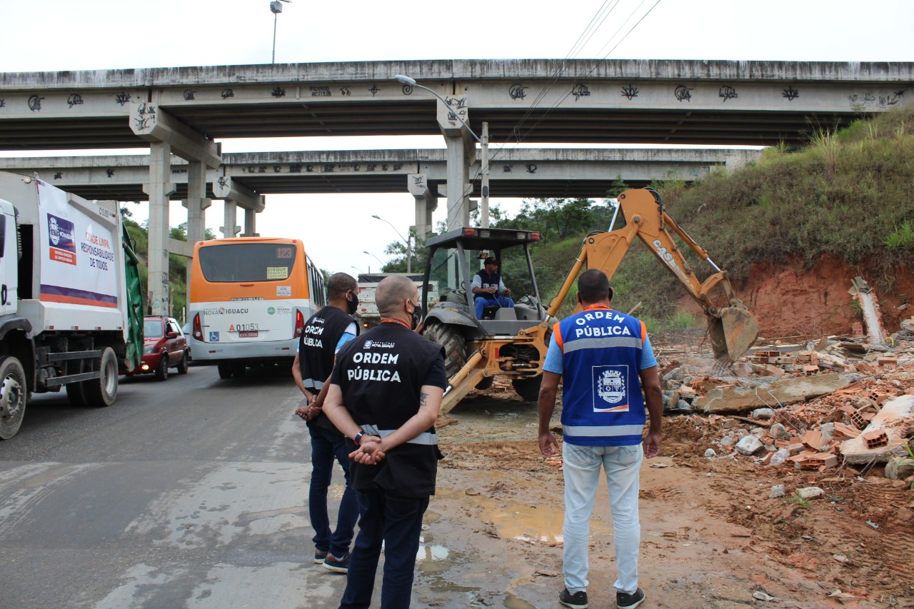Prefeitura realiza demolição de obras irregulares em Vila de Cava