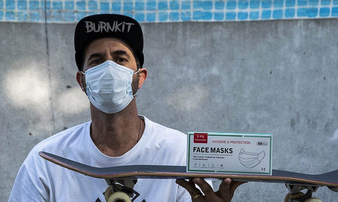 Skatista Bob Burnquist doa máscaras  a profissionais de saúde da Baixada