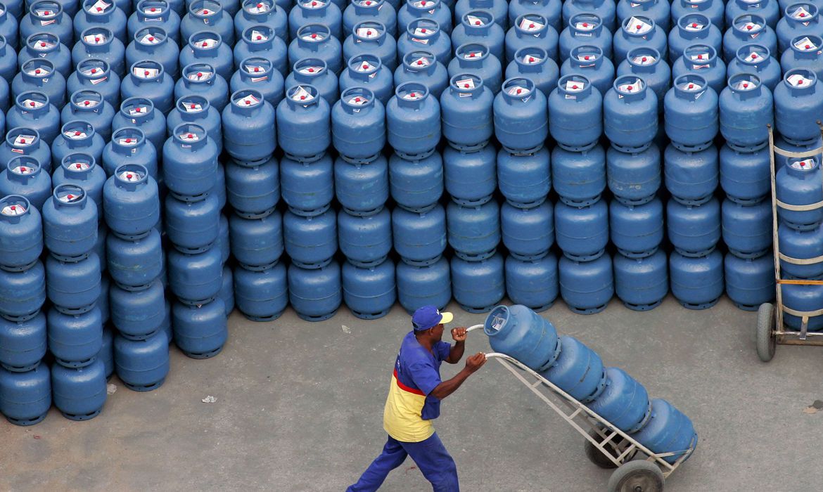 Petrobras reajusta preço do gás de cozinha em 5% nas refinarias