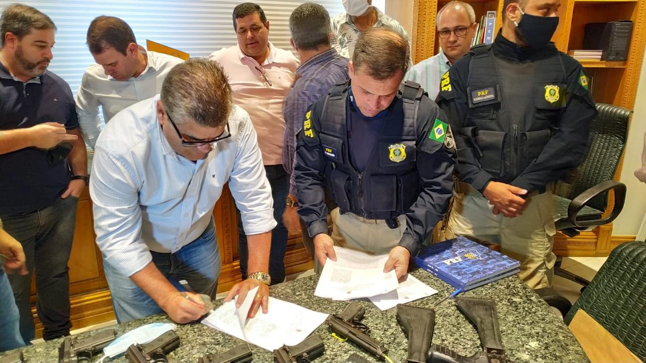 Em convênio com a PRF, Prefeitura de Duque de  Caxias recebe armas para uso da Guarda Municipal