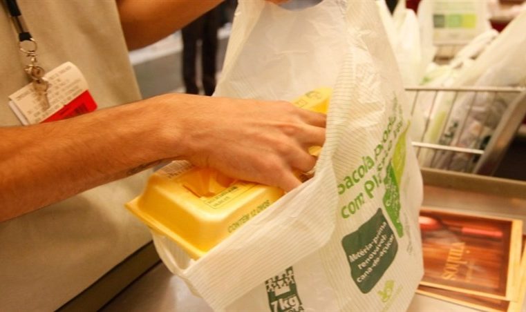 Supermercados terão que oferecer serviço  de empacotamento durante  a pandemia