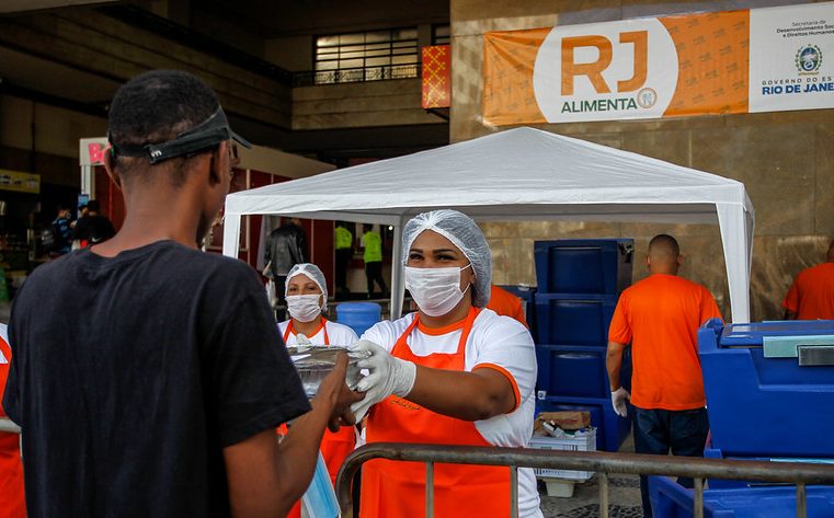 Programa RJ Alimenta distribui refeições  a populares na Central do Brasil