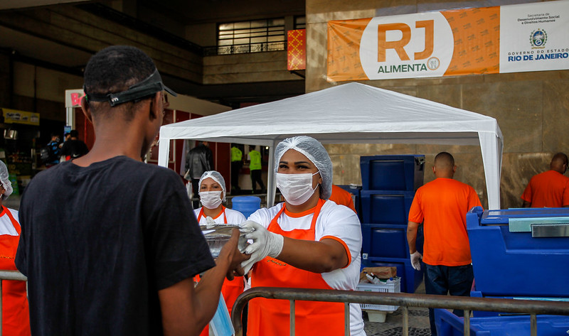 Programa RJ Alimenta distribui refeições  a populares na Central do Brasil