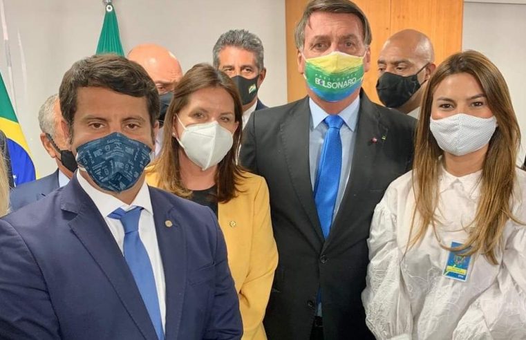 Bolsonaro assina MP que destina quase R$ 2 bilhões para vacina contra covid-19