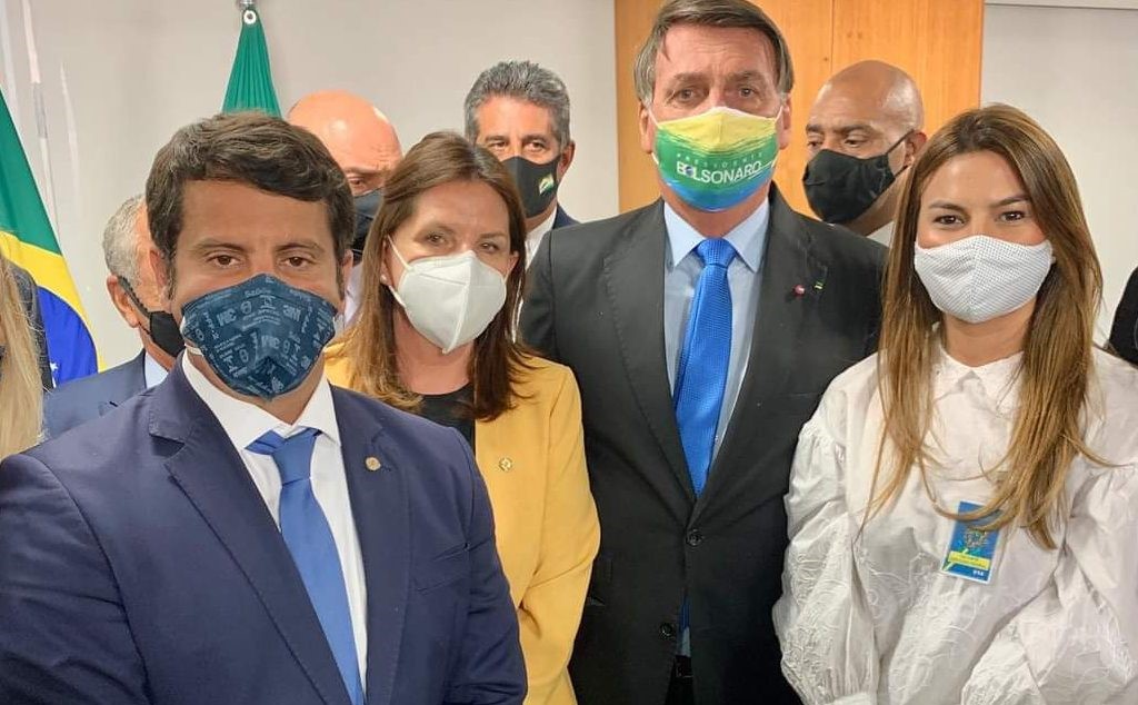 Bolsonaro assina MP que destina quase R$ 2 bilhões para vacina contra covid-19
