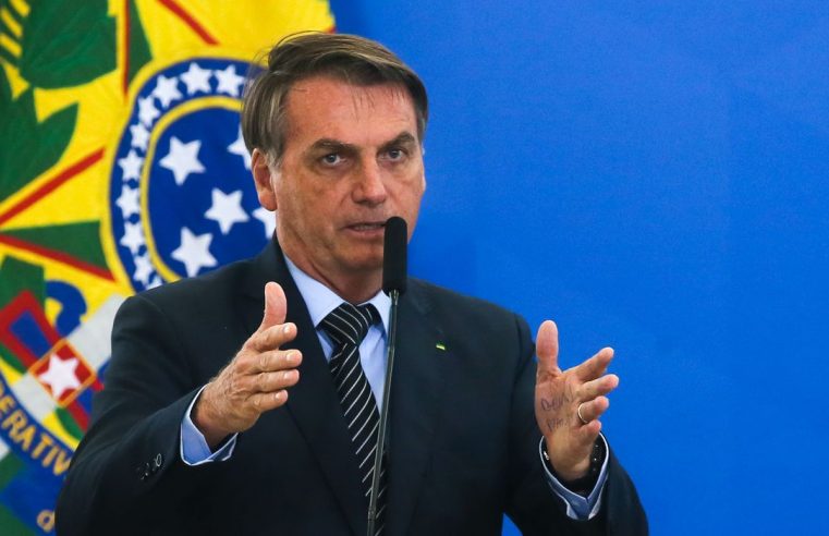 Bolsonaro sanciona MP que flexibiliza ano letivo