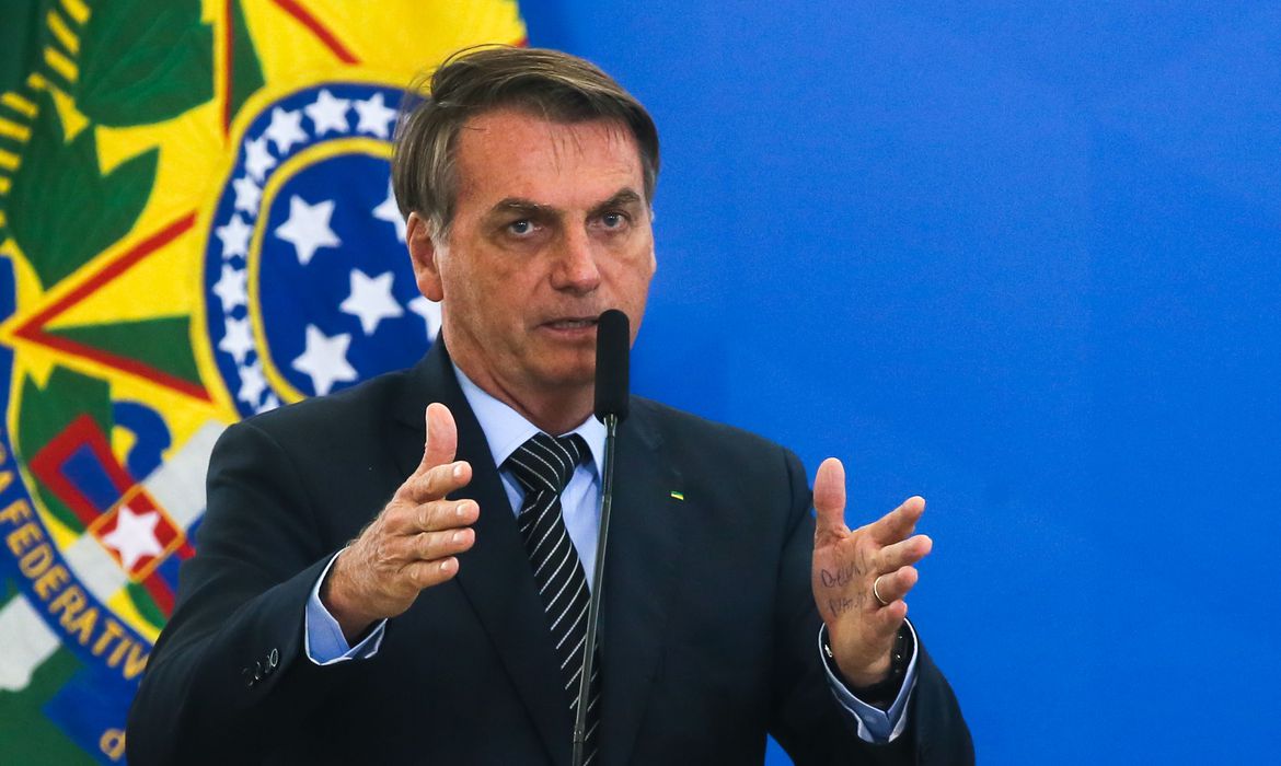Bolsonaro sanciona MP que flexibiliza ano letivo