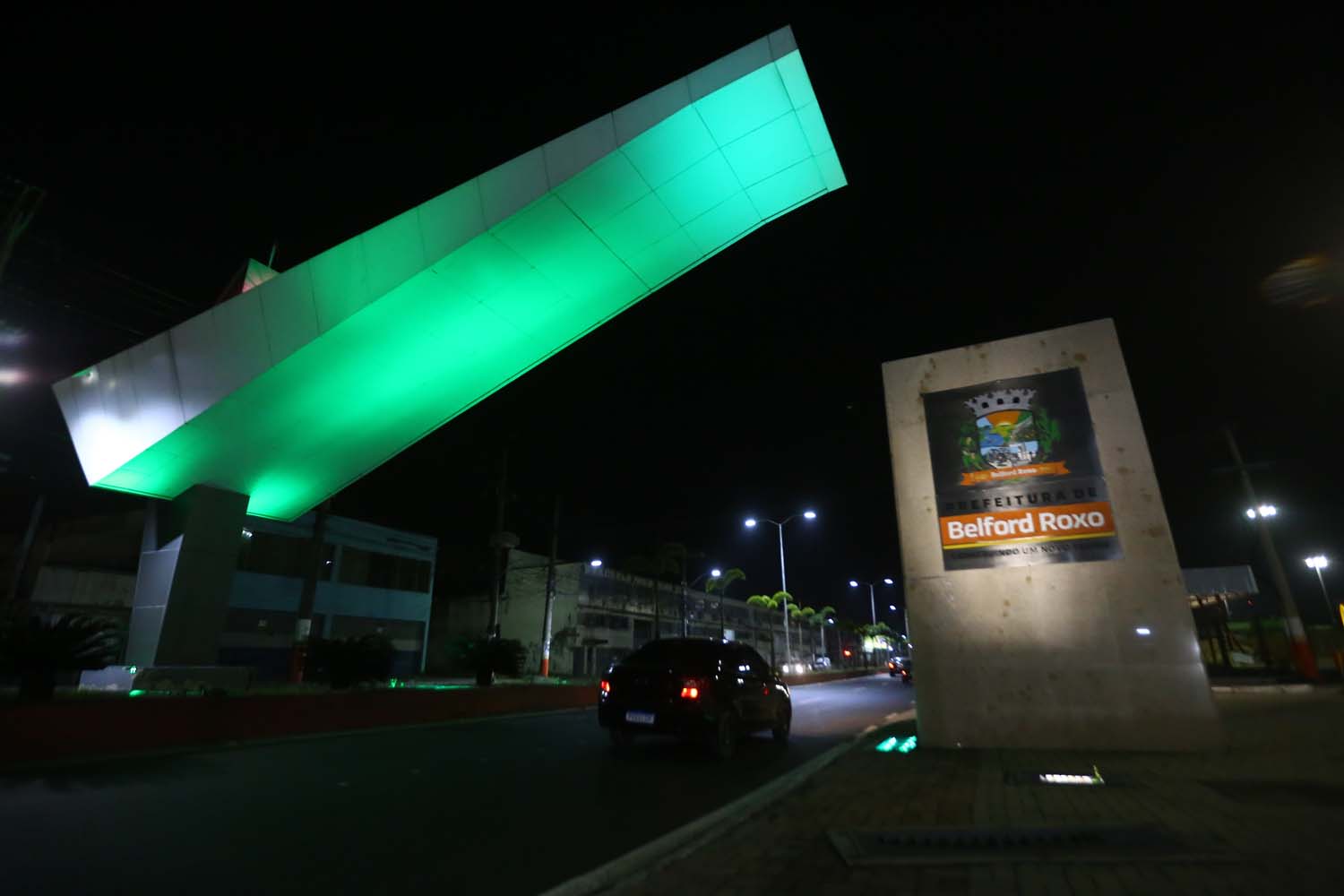 Pórtico de Belford Roxo recebe iluminação verde em homenagem aos profissionais de educação física